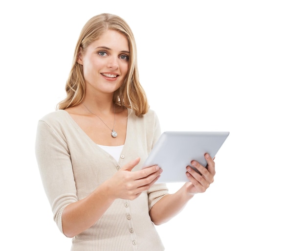 Retrato de sonrisa y mujer con una tableta escribiendo e internet aislados en un fondo de estudio blanco Cara de persona y modelo con espacio de maquetación de tecnología y redes sociales con aplicación digital y red