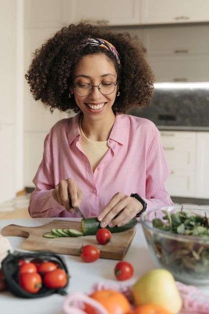 Retrato sonrisa negra mujer mirando comida