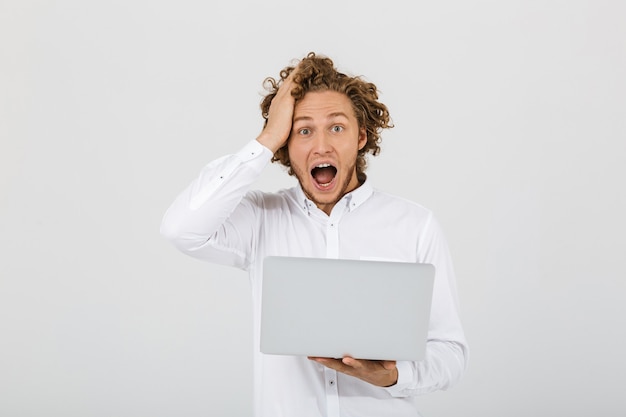 Retrato, de, un, sorprendido, joven, llevando, camisa