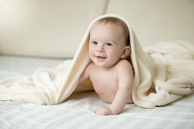 Retrato, de, sorprendido, nene, acostado, debajo, manta, cama