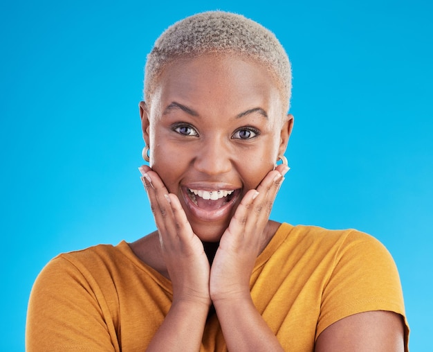 Retrato sorpresa y mujer negra emocionada en el estudio por noticias impactantes u oferta de trato sobre fondo azul Wow reacción omg y mujer feliz sorprendida por anuncio de chismes promoción o trato