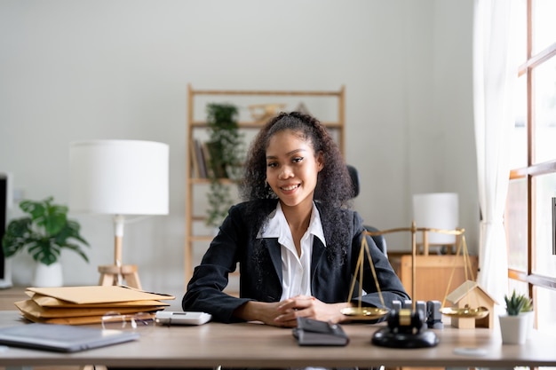 Retrato sorridente advogada sentada no local de trabalho no escritório