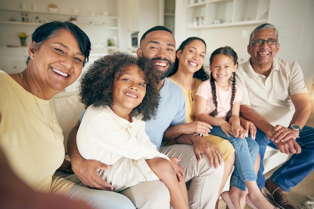 Foto retrato sorridente de uma grande família e selfie em casa, unindo-se e amando a foto do perfil do rosto e os filhos, os avós, a mãe, o pai e os filhos tirando fotos para uma memória feliz nas redes sociais