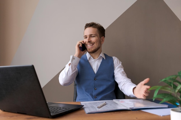 Retrato sorridente homem de negócios com barba falando em seu smartphone enquanto