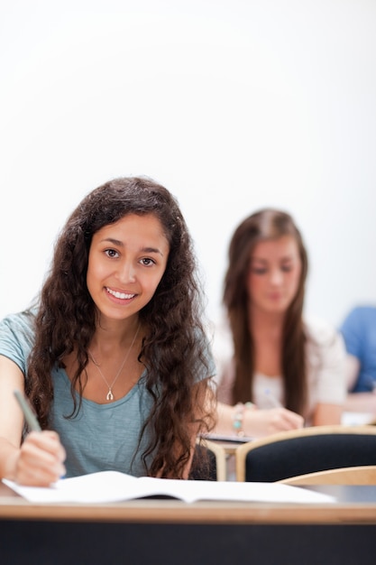 Retrato sorrindo jovens estudantes sentados