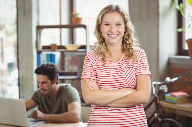 Retrato, sorrindo, mulher, ficar, escritório