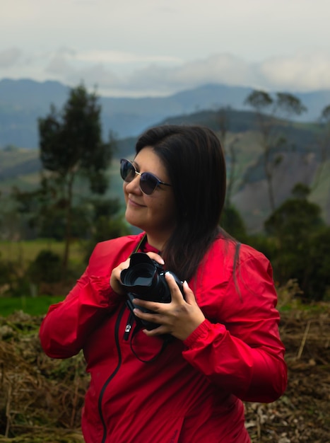 Retrato, sorrindo, mulher, segurando, câmera