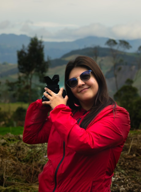 Retrato, sorrindo, mulher, segurando, câmera