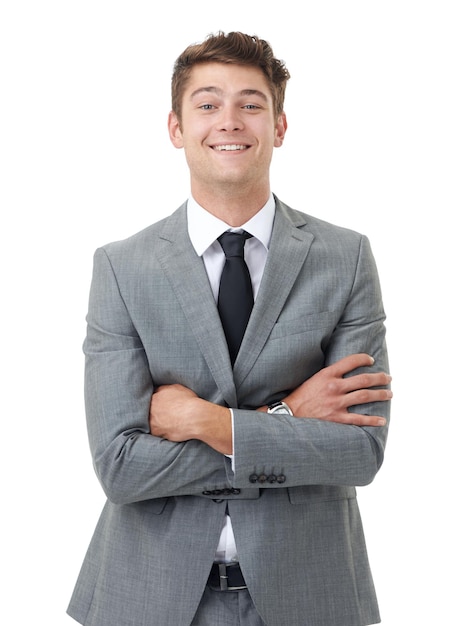 Retrato sorriso e braços cruzados com homem de negócios em estúdio isolado em fundo branco para carreira profissional corporativo e confiante com jovem empregado feliz em terno para ambição ou orgulho