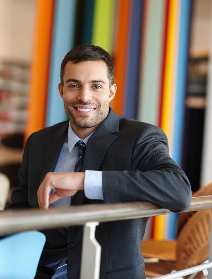 Foto retrato sorriso e criativo com o homem no escritório para o início da carreira em agência de startup ou estúdio de design designer de pequenas empresas e profissional artístico com jovem empregado feliz no local de trabalho