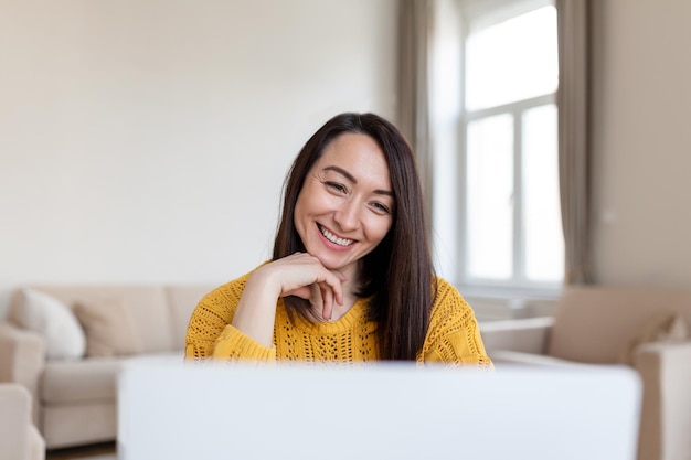 Retrato sorriso linda mulher asiática de negócios trabalhando na mesa de escritório computador virtual Proprietário de pequenas empresas pessoas empregado freelance on-line sme marketing ecommerce conceito de telemarketing