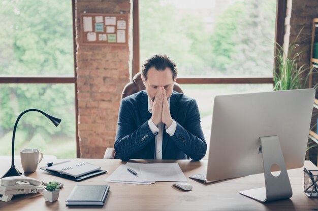 Retrato de su él agradable guapo cansado hombre con exceso de trabajo especialista investigando análisis de datos mercado de ventas de seguros organización global en la moderna estación de lugar de trabajo industrial de ladrillo loft