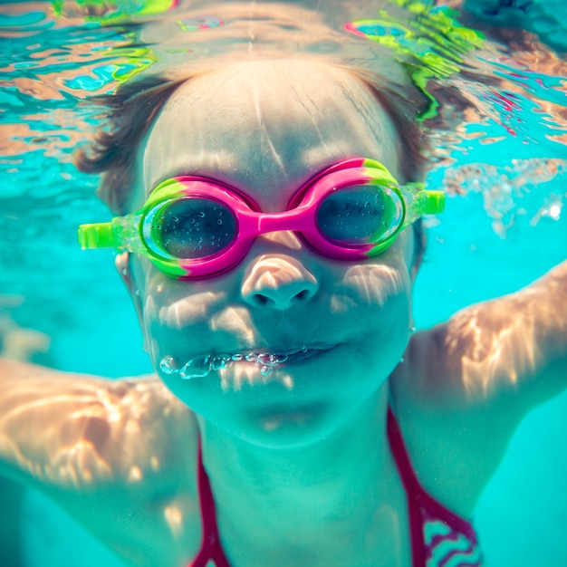 Retrato subaquático de criança feliz nas férias de verão