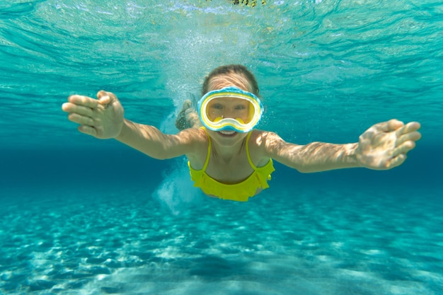 Retrato subaquático de criança se divertindo no mar férias de verão e conceito de estilo de vida saudável