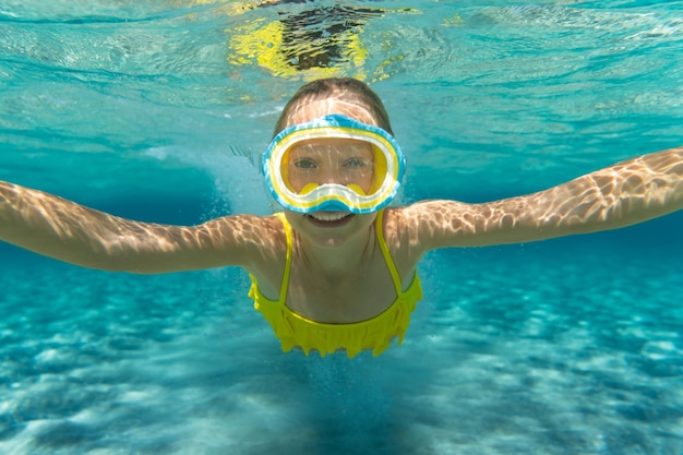 Retrato submarino de niño Niño divirtiéndose en el mar Vacaciones de verano y concepto de estilo de vida saludable