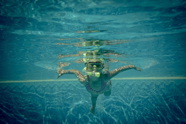 Retrato submarino de vacaciones de verano niño feliz