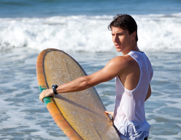 Retrato de surfista con longboard