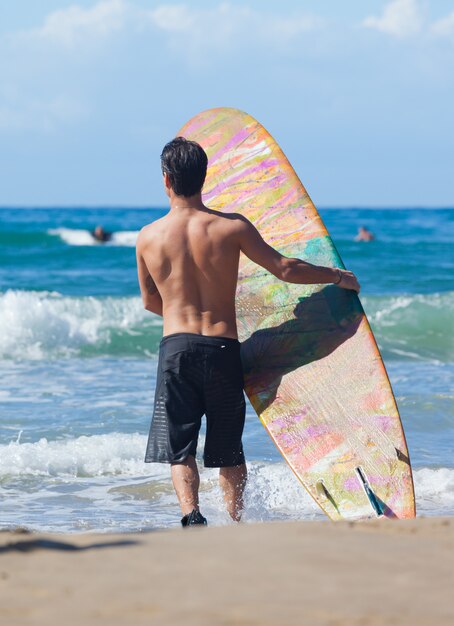 Retrato de surfista con longboard