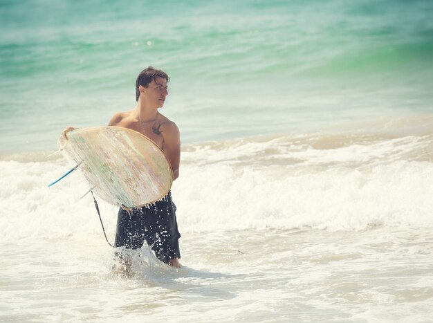 Retrato de surfista con longboard