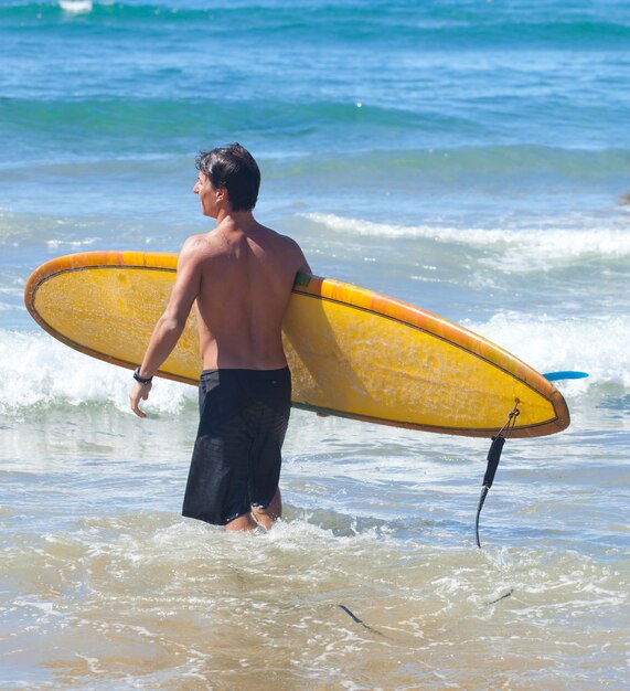 Retrato de surfista con longboard