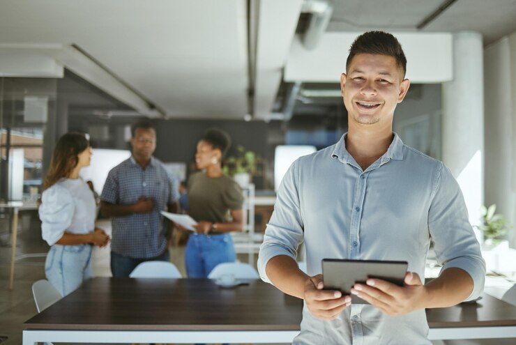 Foto retrato tablet e homem de negócios feliz no escritório para publicação criativa pesquisa ou produção on-line sorriso de rosto e editor em tecnologia digital empreendedor e especialista em coworking em startup