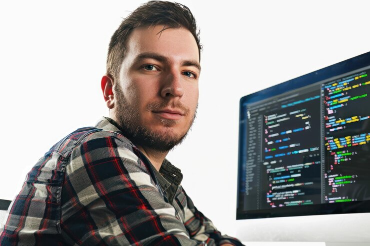 Foto retrato de un talentoso programador de computadoras que escribe código limpio y eficiente para construir aplicaciones de software