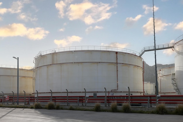 Retrato de tanques de almacenamiento petroquímicos blancos o industria de la fábrica de exportación de petróleo crudo de la granja de tanques o