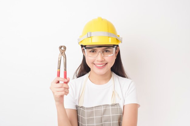 Retrato de técnico de mujer sobre fondo blanco