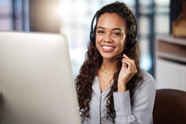 Foto retrato telemarketing y mujer con centro de llamadas de servicio al cliente y auriculares con felicidad cara mujer y agente feliz con computadora de soporte técnico y consultor con consejos y ayuda