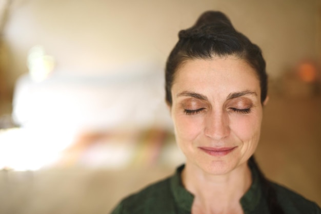 Retrato de terapeuta de masaje y acupuntura con los ojos cerrados en la sala de trabajo