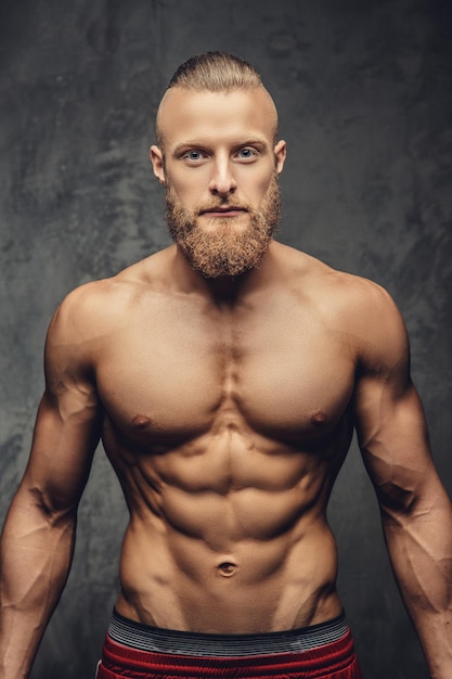 Retrato de un tipo musculoso fuerte con barba.