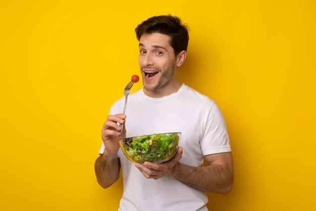 retrato, de, tipo sonriente, tenencia, tazón, con, ensalada