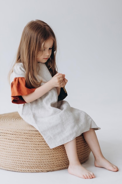 Retrato de tiro en la cabeza de una linda niña posando para la cámara