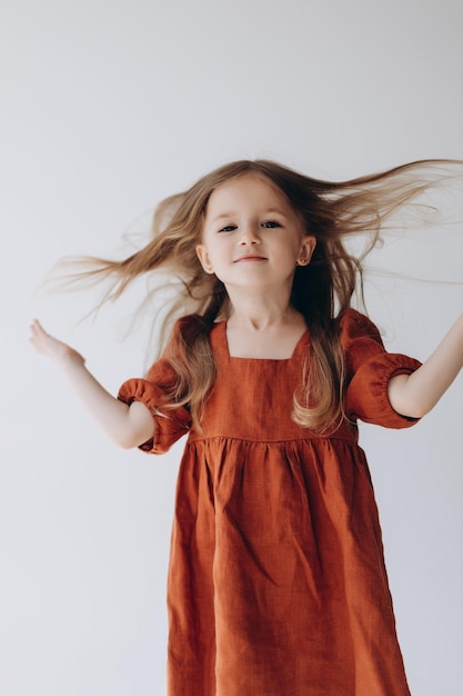 Retrato de tiro en la cabeza de una linda niña posando para la cámara