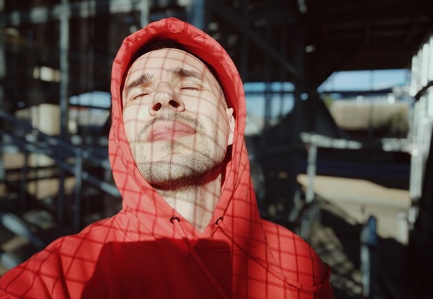 Retrato en toda su longitud de un hombre al aire libre