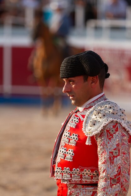 retrato de un torero concentrado antes de salir a torear