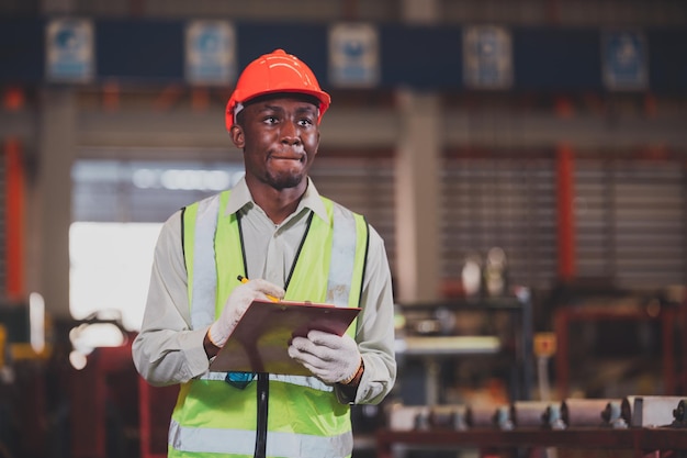 Retrato trabajador afroamericano en la fábricaIngeniero o técnico hombre negro