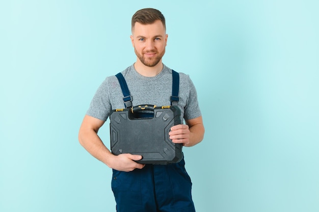 Retrato de un trabajador amistoso aislado en azul