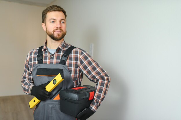 Retrato de un trabajador con una caja de herramientas.
