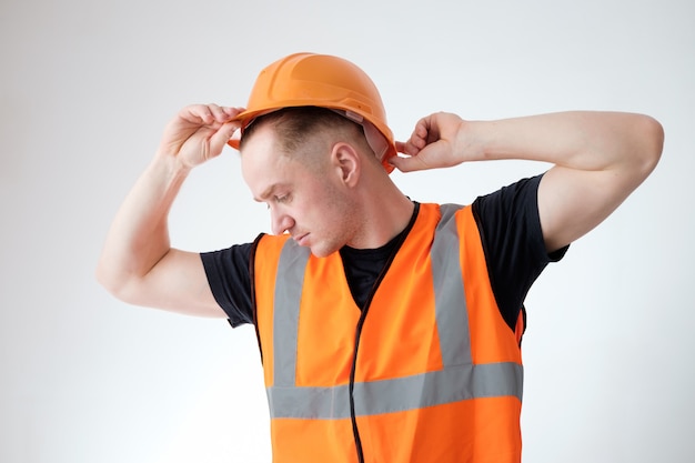 Retrato de un trabajador con casco