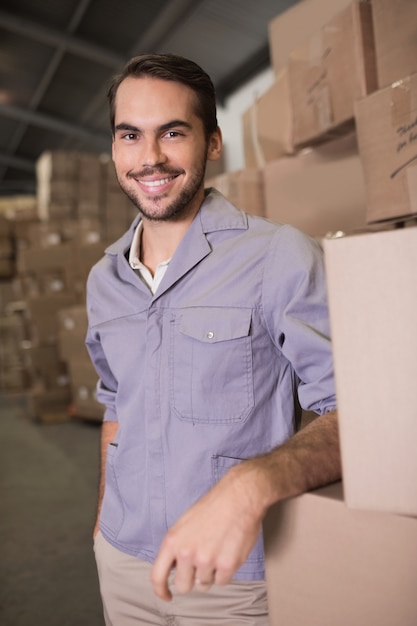 Foto retrato del trabajador manual en almacén