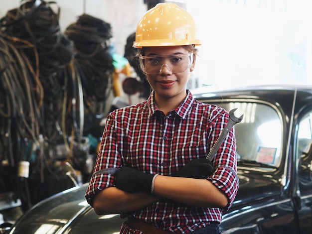 Retrato de un trabajador manual de pie en un taller
