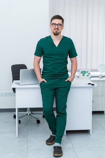 Retrato de trabajador médico guapo en uniforme Especialista médico profesional seguro