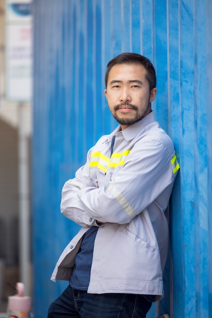 Retrato de trabajador o técnico sonrisa y contenedor de pie