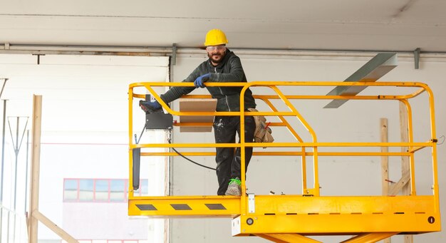 Foto retrato de un trabajador de pie en un edificio