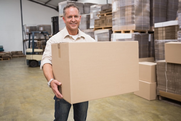 Retrato del trabajador que lleva la caja