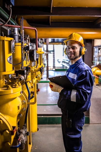 Foto retrato de trabajador de refinería comprobando la calidad del producto de petróleo y gas