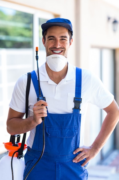 Retrato de trabajador seguro de pesticidas