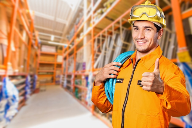 Retrato de un trabajador sonriente. Aislado en blanco