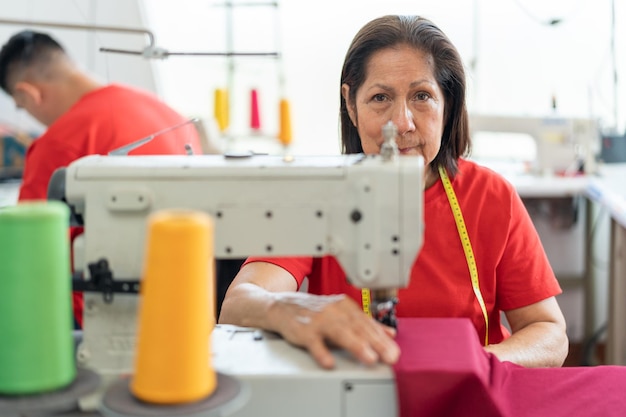 Retrato de un trabajador en un taller de costura.